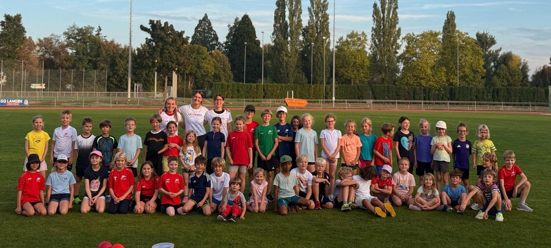 Kinder der Kinderleichtathletik mit ihren Trainerinnen auf dem Sportplatz der SSG