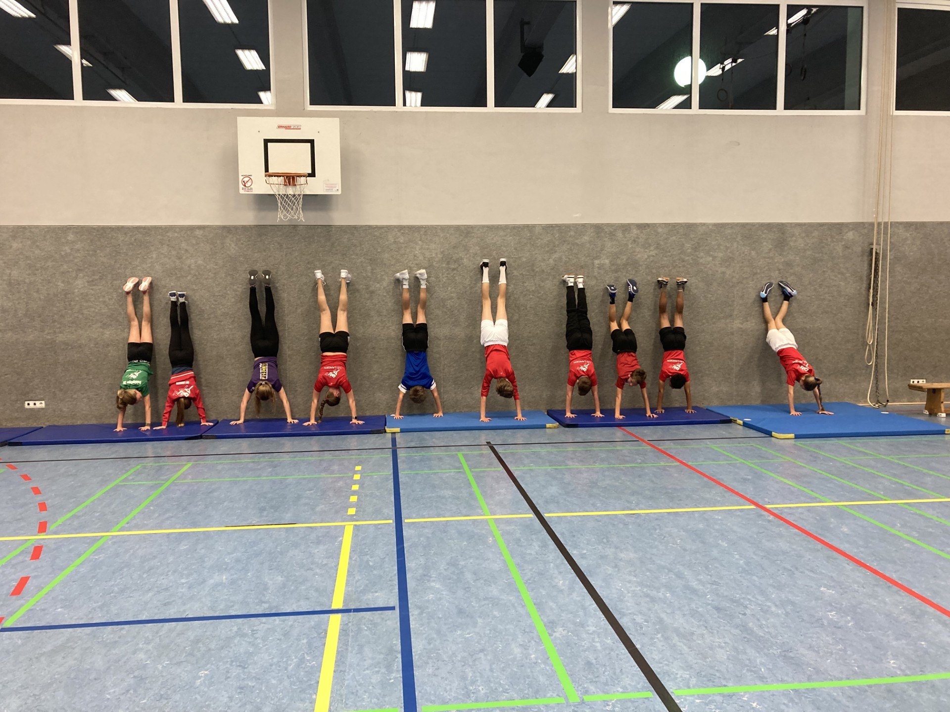 Die alljährliche Handstandparade zu Beginn der Hallensaison