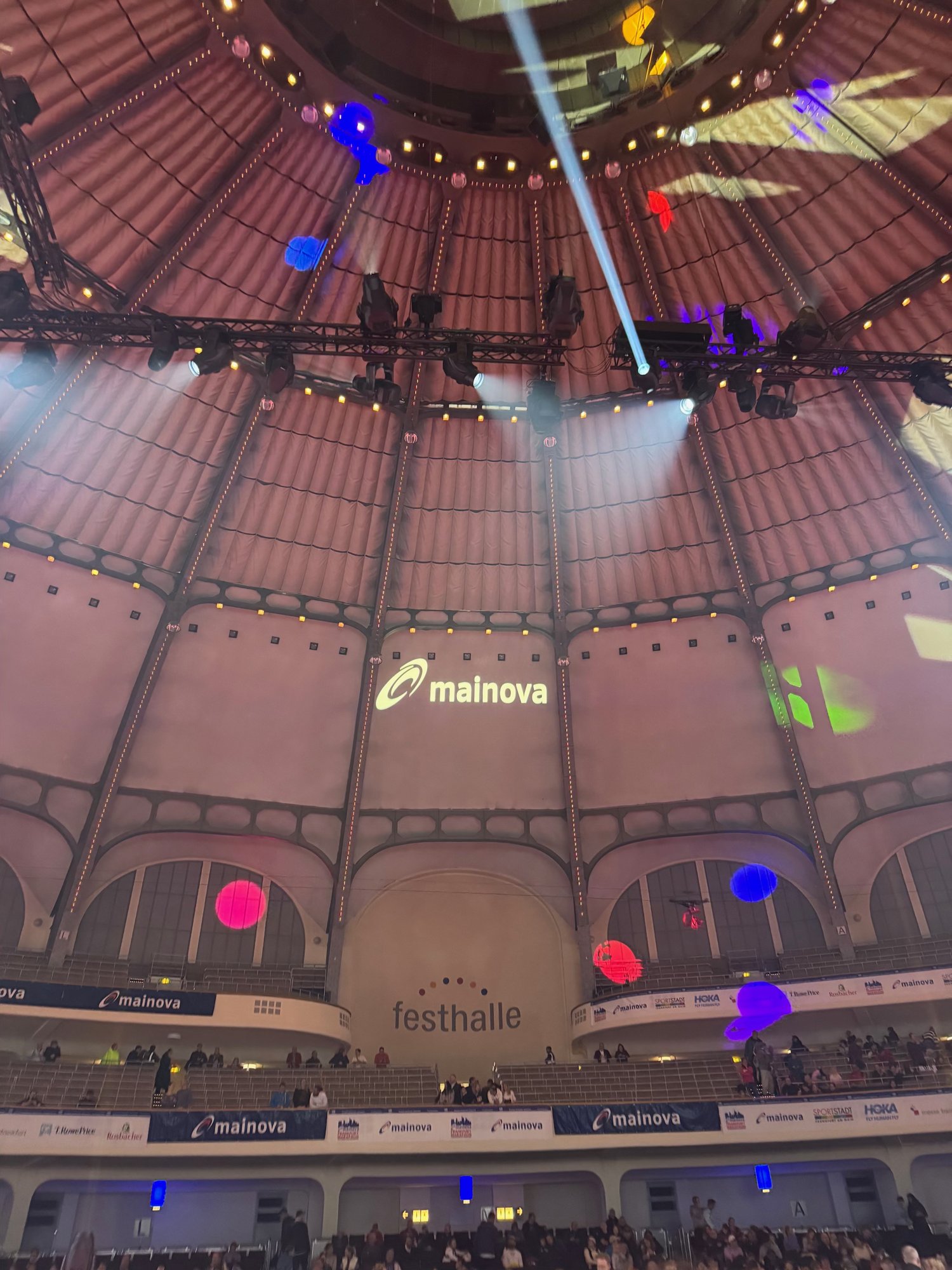 Blick in die beleuchtete Kuppel der Frankfurter Festhalle